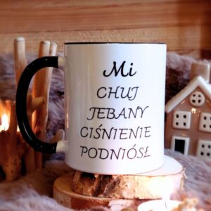 Kubek z tekstem „Mi ch*j jebany ciśnienie podniósł” – zabawny prezent dla koleżanki. Mocny napis tekst